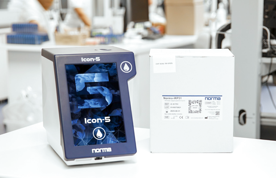 analyzátor icon-5 OP položený na stole v laboratoři