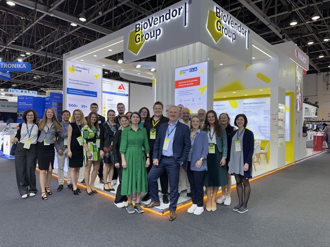 Tým obchodníků před stánkem BioVendor Group