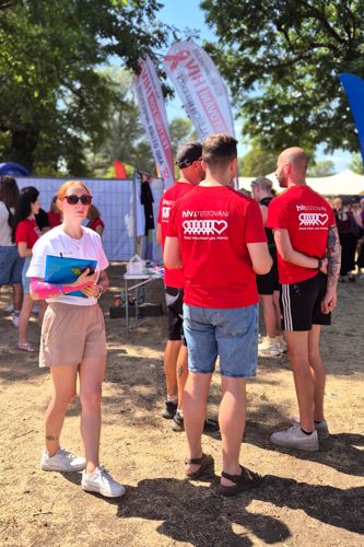 Tým České společnosti AIDS pomoc v testovací zóně Pride Parku během Prague Pride 2026.