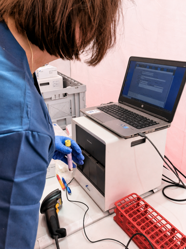 PCR diagnostika v terénu pomocí systému GeneXpert Cepheid při testování vzorku.